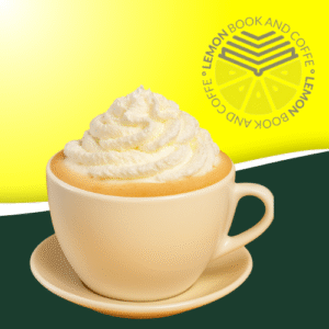 Capuchino con nata montada servido en Lemon Book and Coffe, perfecto para un momento dulce en Murcia.