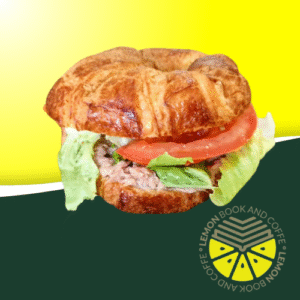 El Banquete de Rocinante: croissant con jamón york, queso, tomate y lechuga