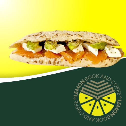 Bocadillo Verso de Verne con salmón ahumado, queso fresco y aguacate en pan crujiente