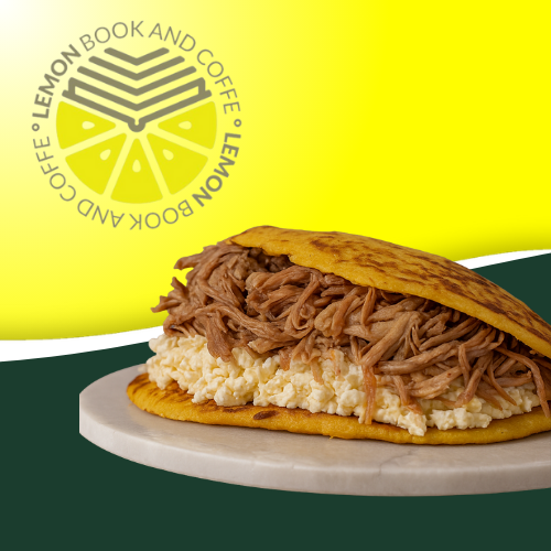 Cachapa rellena de carne mechada y queso gouda, un plato venezolano único