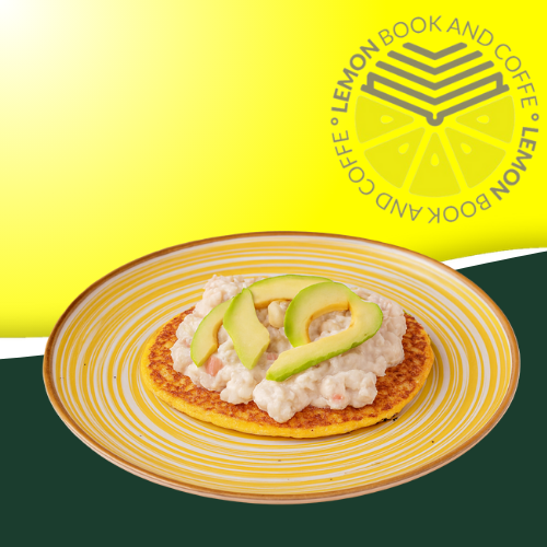 Cachapa rellena con reina pepiada, aguacate y pollo guisado