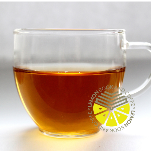 Una Infusión servida en Lemon Book and Coffe, ideal para relajarte en Murcia.