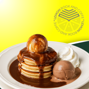 Tortitas con helado y nata en Lemon Book and Coffe