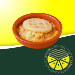 Arepa venezolana rellena con pollo guisado y queso amarillo derretido