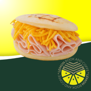 Arepa rellena con jamón york y queso gouda derretido