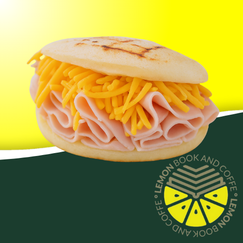 Arepa rellena con jamón york y queso gouda derretido