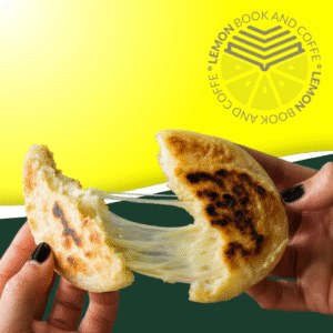 Arepa rellena con jamón york y queso llanero rallado fresco