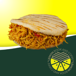 Arepa venezolana rellena con pollo guisado sazonado