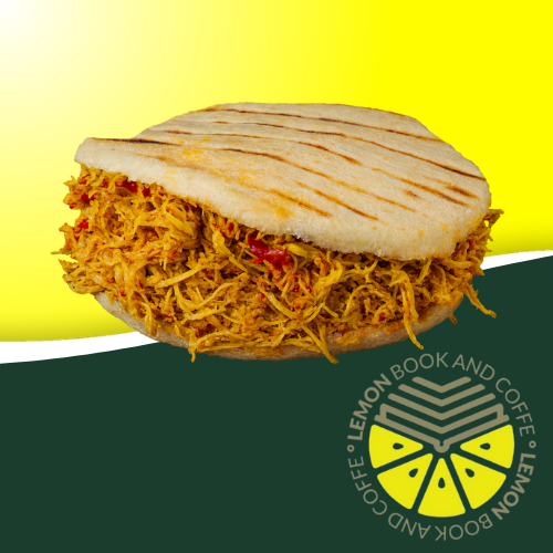 Arepa venezolana rellena con pollo guisado sazonado