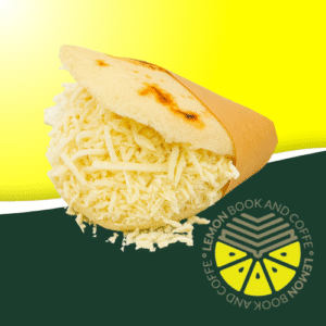 Arepa rellena con queso llanero rallado tradicional