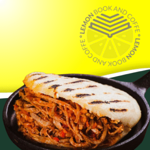 Arepa rellena con carne mechada venezolana servida caliente