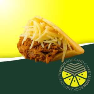 Arepa venezolana rellena con carne mechada y queso amarillo rallado