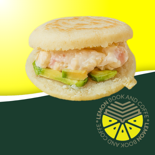 Arepa rellena con mezcla de pollo, aguacate y mayonesa