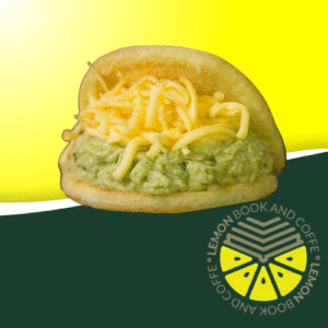 Arepa venezolana rellena de reina pepiada con queso gouda rallado