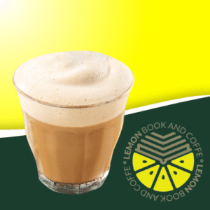 Café manchado servido en Lemon Book and Coffe, la opción perfecta para los amantes de los sabores suaves en Murcia.