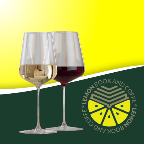 Copa de vino de la casa en Lemon Book and Coffe