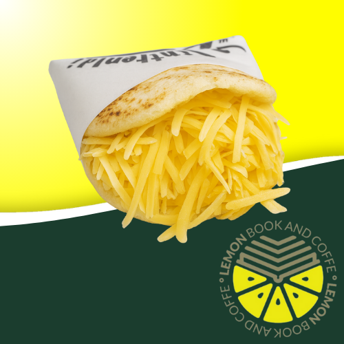 Arepa venezolana con queso Gouda rallado servida en Lemon Book and Coffe