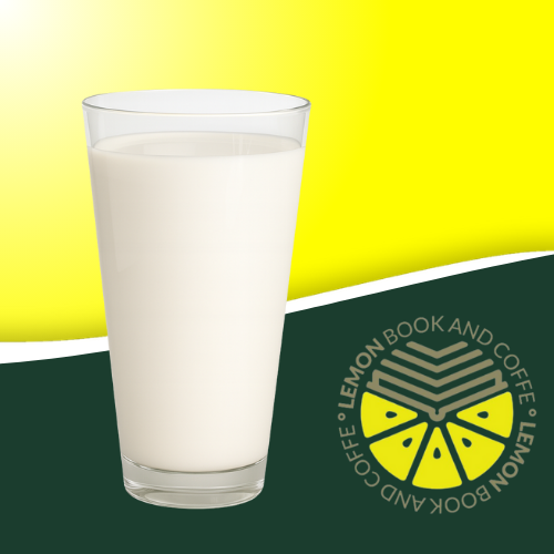Vaso de leche servida en Lemon Book and Coffe, opción simple y nutritiva en Murcia.