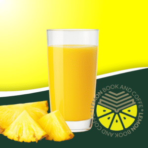 Vaso de zumo de piña natural fresco