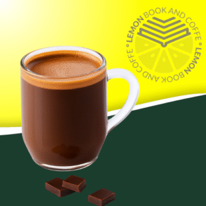 Chocolate de taza espeso y cremoso servido en Lemon Book and Coffe, una delicia en Murcia.