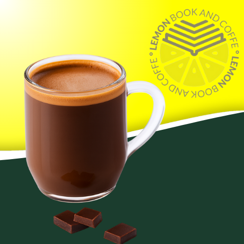 Chocolate de taza espeso y cremoso servido en Lemon Book and Coffe, una delicia en Murcia.
