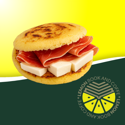 Arepa con queso fresco y jamón serrano